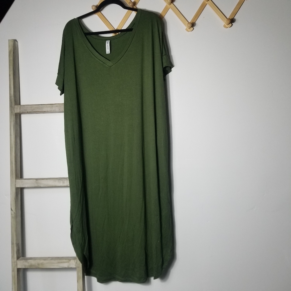Zenana Outfitters Olive Green V‑Neck Short Sleeve Maxi Dress
